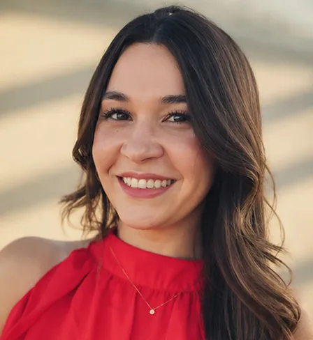 Danielle lächelt im warmen Nachmittagslicht.