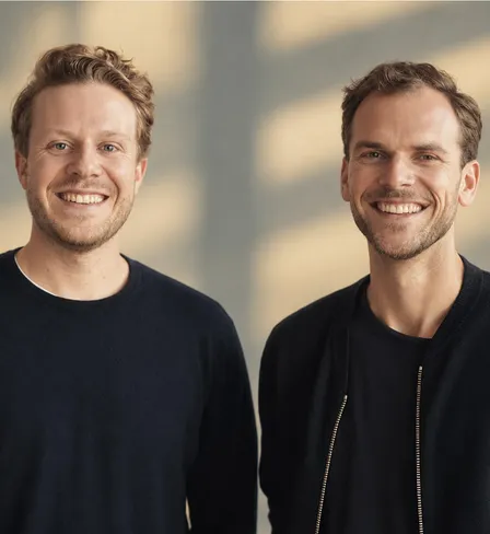 Sebastian und Jakob, die Gründer von HiPeople, Seite an Seite im warmen Nachmittagslicht.
