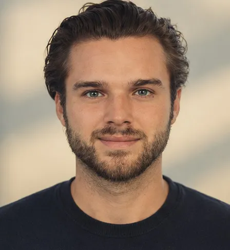 Jannis lächelt im warmen Nachmittagslicht.