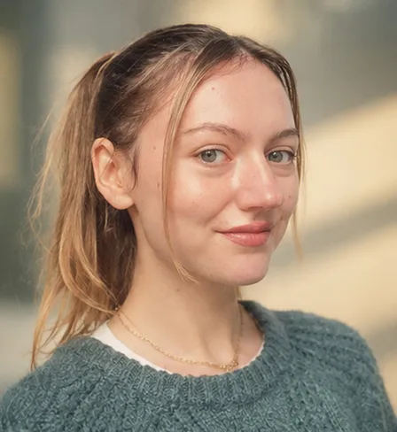 Juliette lächelt im warmen Nachmittagslicht.