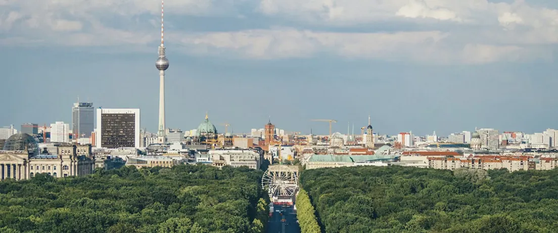 Oberer Teil des Brandenburger Tors in Berlin mit der Quadriga, einem von vier Pferden gezogenen Streitwagen.