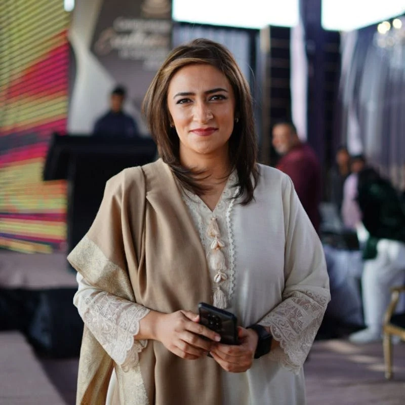 Dr. Julia Martinez